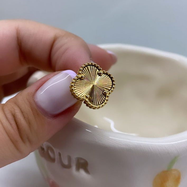 Clover studs