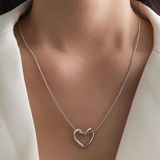 Hollow         Heart          Necklace     (It Ends With Us)